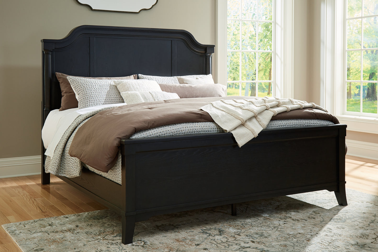 Welltern Queen Panel Bed