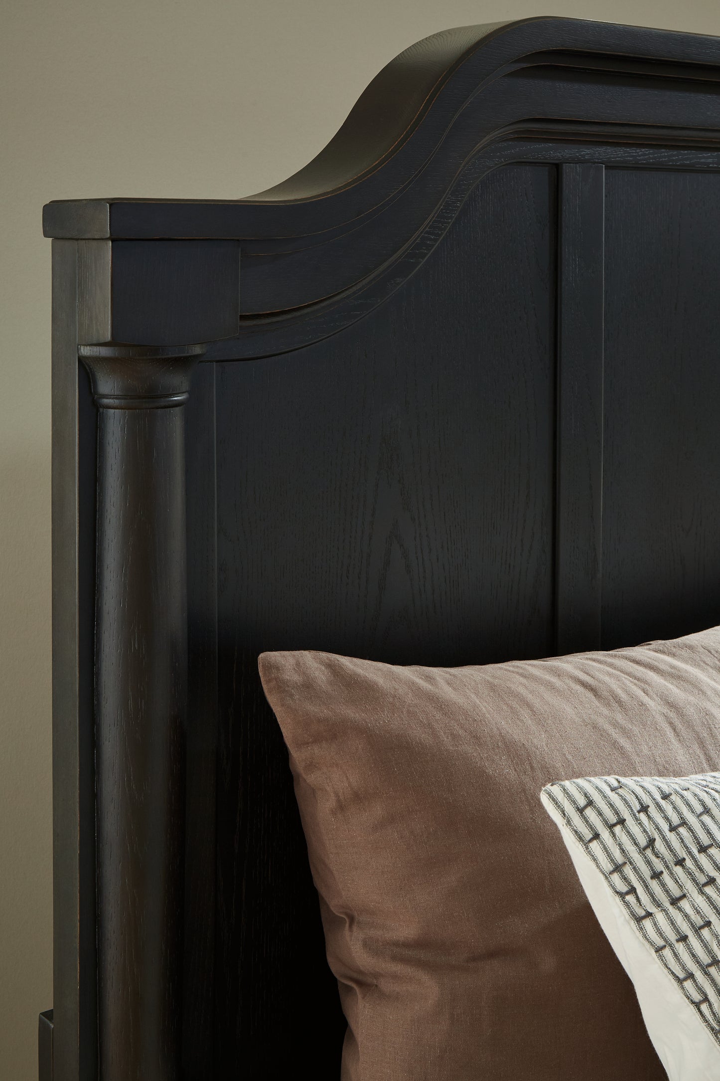 Welltern Queen Panel Bed
