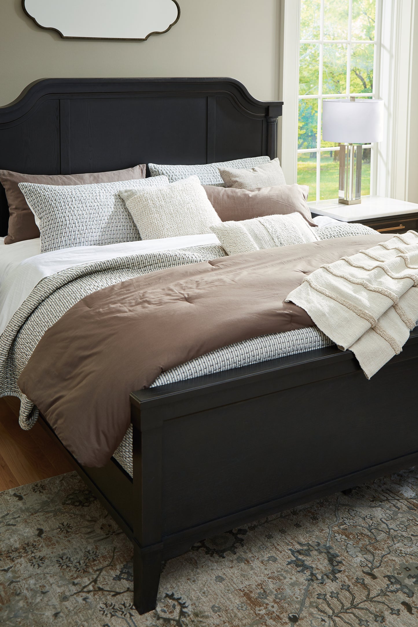 Welltern Queen Panel Bed