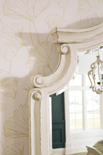Realyn Queen Bedroom Set